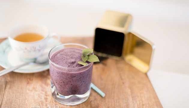 Blueberry Mint Smoothie Recipe [AIP, Paleo, Dairy-Free] #paleo #recipes #gluten-free https://paleoflourish.com/blueberry-mint-smoothie-recipe-aip-paleo