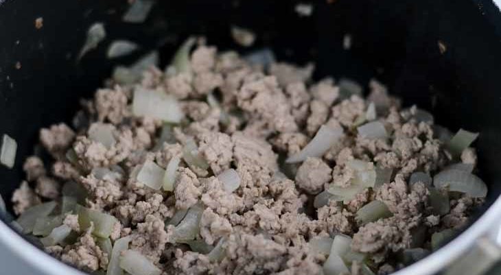 Meanwhile, in a saucepan, cook the diced onions with the ground turkey with 1 tablespoon of coconut oil until both are cooked. The onions should turn translucent when cooked. Break up any large clumps of ground turkey.