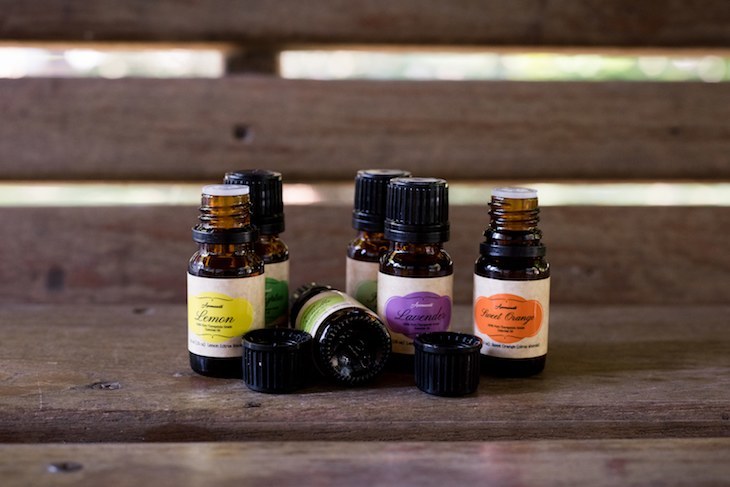 The Beginner's Guide to Essential Oils #eo #paleo #essentialoils https://paleoflourish.com/beginner-guide-essential-oils