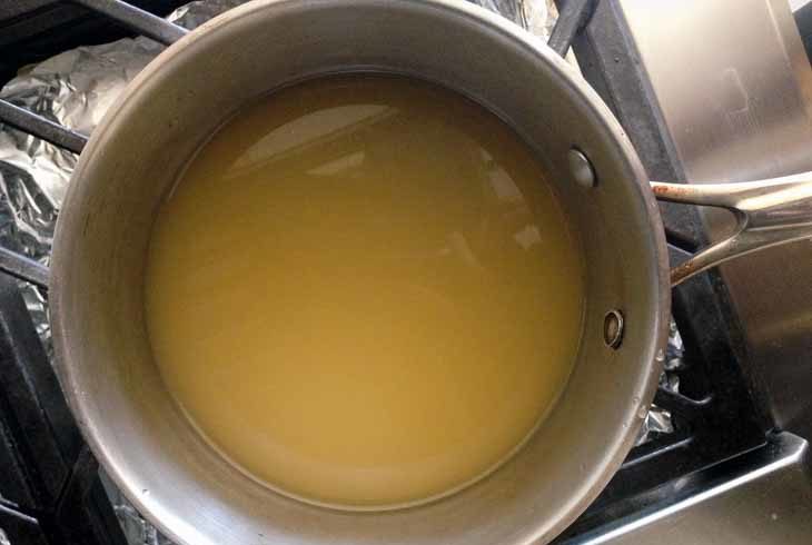 Place the broth in a saucepan and start boiling with the lid on.