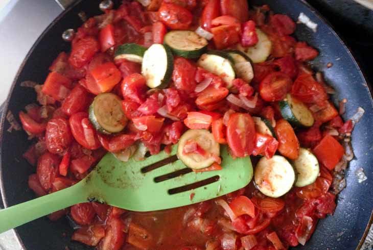 In a saucepan, saute the chopped onion in olive oil until translucent. Add in the diced tomatoes, Italian seasoning, bell pepper, and zuchini. Cook until the bell pepper and zucchini have softened.