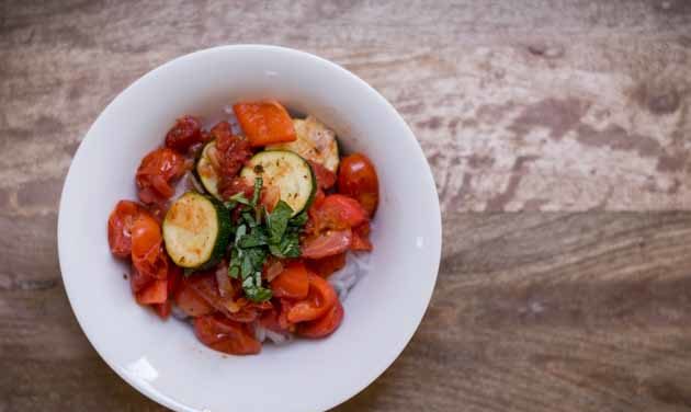 Easy Spaghetti with Tomato Sauce  #paleo #recipes #glutenfree https://paleoflourish.com/easy-spaghetti-with-tomato-sauce
