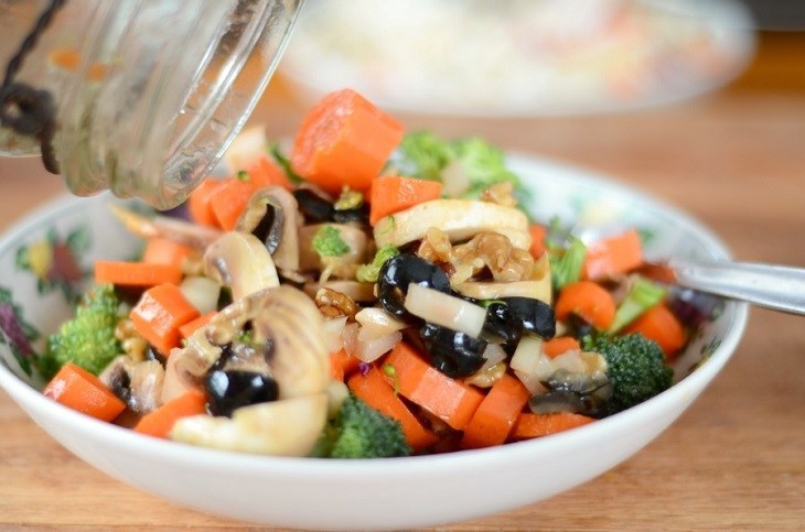 Chopped Broccoli and Carrot Salad