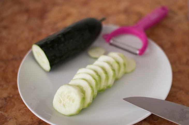 dice cucumbers keto tuna salad 