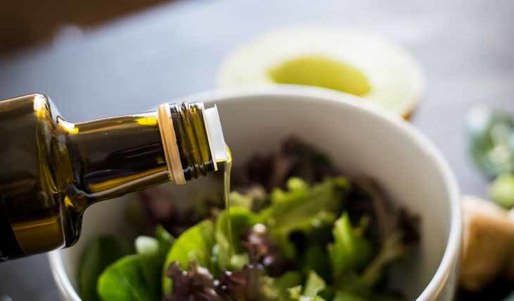Salad leaves with olive oil