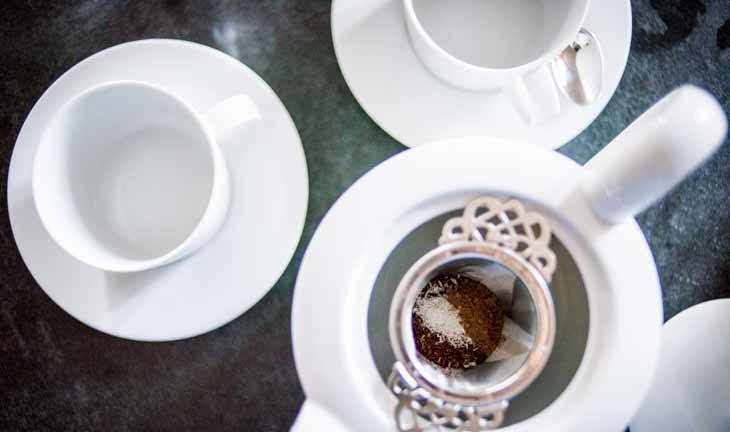 Homemade Vanilla Chocolate Rooibos Tea Recipe [Paleo, Keto, AIP] #paleo #tea #recipe #rooibos https://paleoflourish.com/vanilla-chocolate-rooibos-tea-recipe