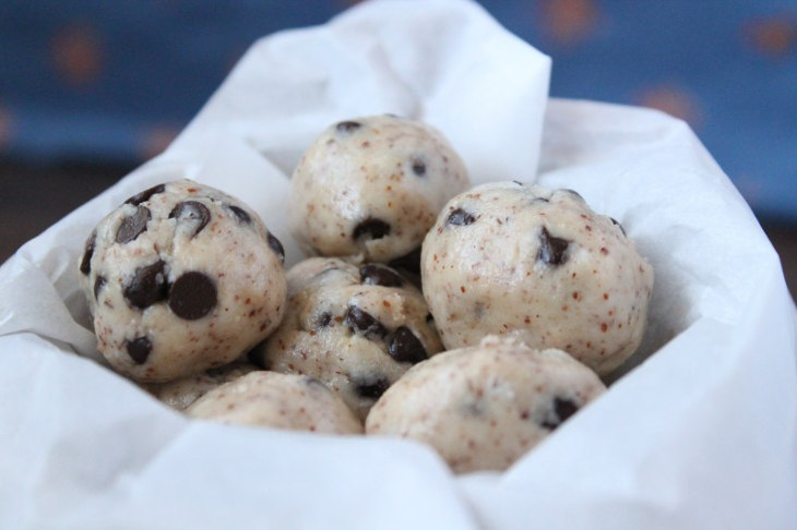 Paleo Chocolate Chip Cookie Dough Balls 