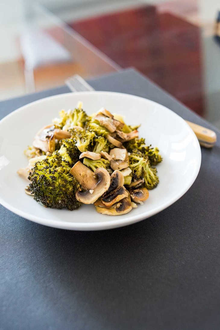 Paleo Roasted Garlic Broccoli with Mushroom #paleo https://paleoflourish.com/paleo-roasted-garlic-broccoli-mushroom