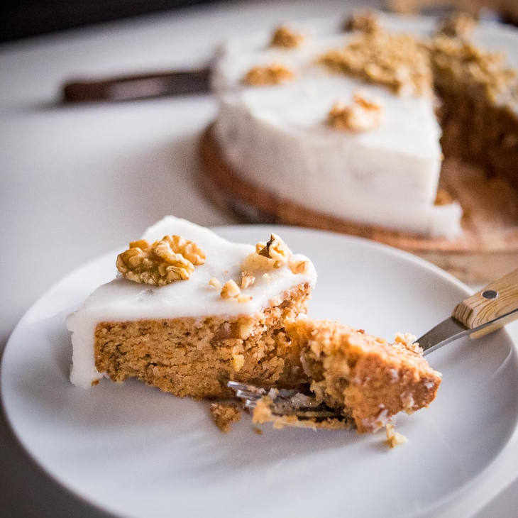 Paleo Carrot Cake na may Coconut Butter Frosting