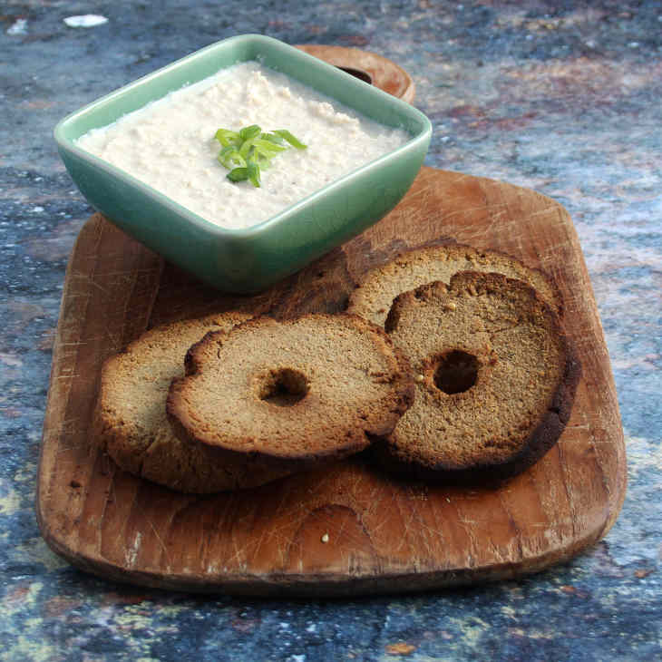Paleo Garlic Bagel Crisps Recipe #paleo https://paleoflourish.com/paleo-garlic-bagel-crisps-recipe