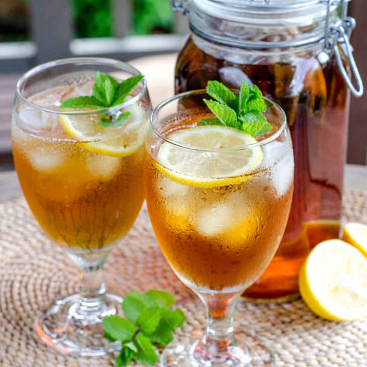 Cold Brew Iced Tea with Lemon and Mint
